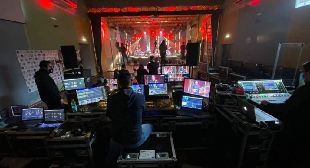 Regia audio, luci e video durante un evento E.D.M. in teatro